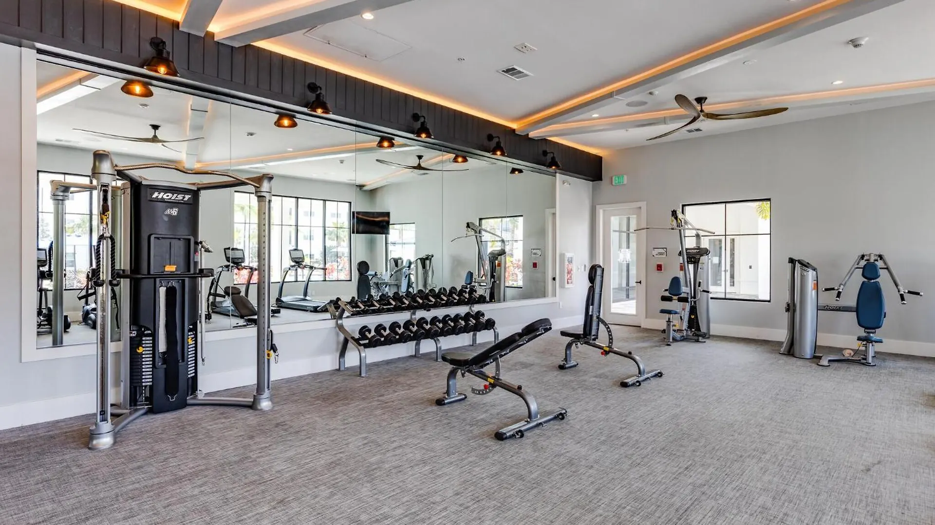 Private Full King Bed, Parks Nearby, Pool, Gym, Pet Allowed Orlando